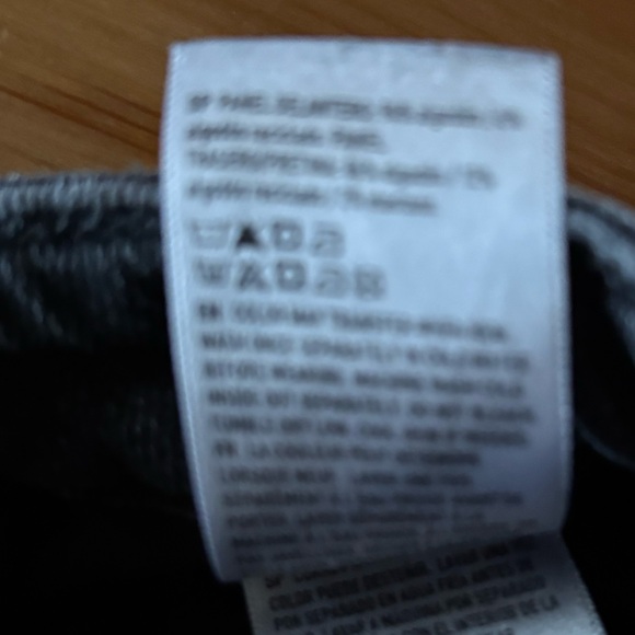 American Eagle Busted Knee Distressed Strigid Mom Jeans Size 10 Short - Picture 15 of 16